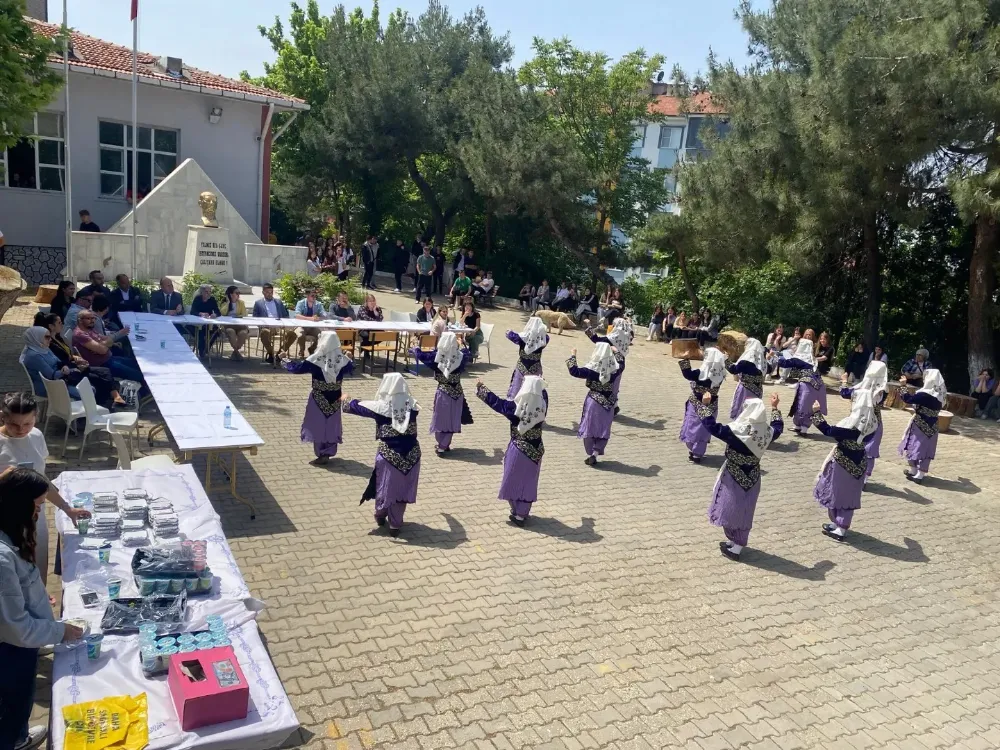 Anadolu Lisesi’nde Pilav Günü ve Resim Sergisi Açıldı.