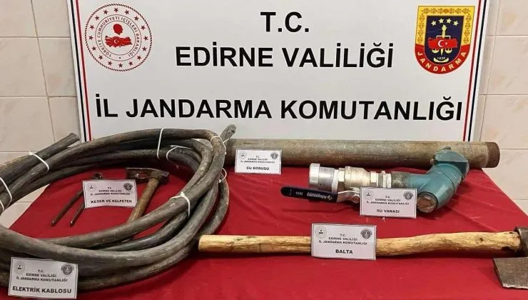 Su deposundan çaldıkları eşyalar ile yakalandılar