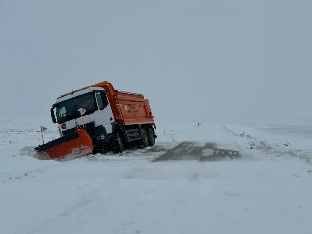 İş Makineleri Kara Saplandı