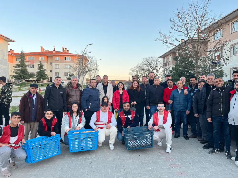 İpsala CHP,  Vatandaşlara Ramazan Pidesi Dağıttı İ