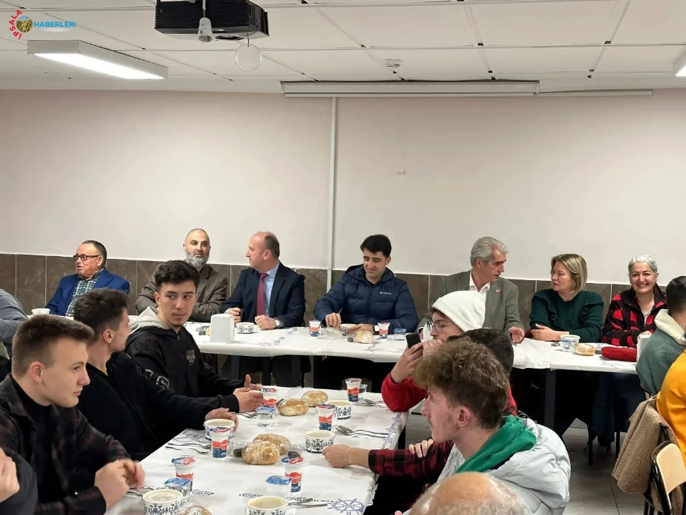 Öğrencilere İftar Yemeği Verildi.