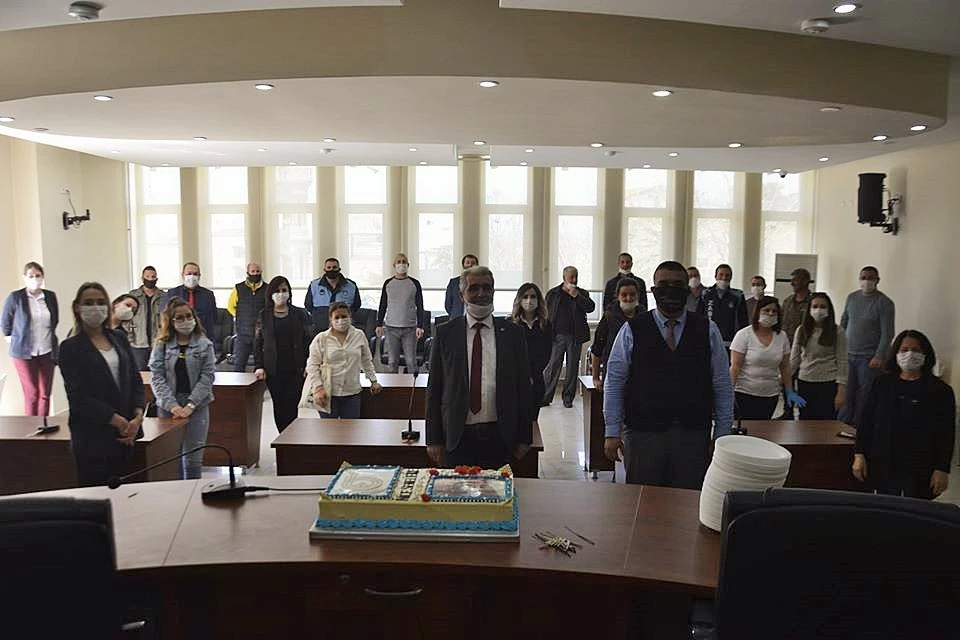 Başkana Mesafeli Kutlama!