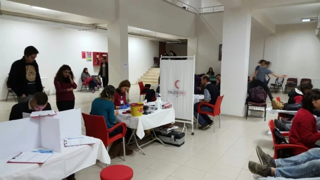 Kızılay İMYO?da Kan Topladı.