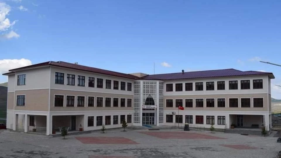 Güngör, Yeni Okulun Yapılacağı  Alanda İncelemelerde Bulundu.