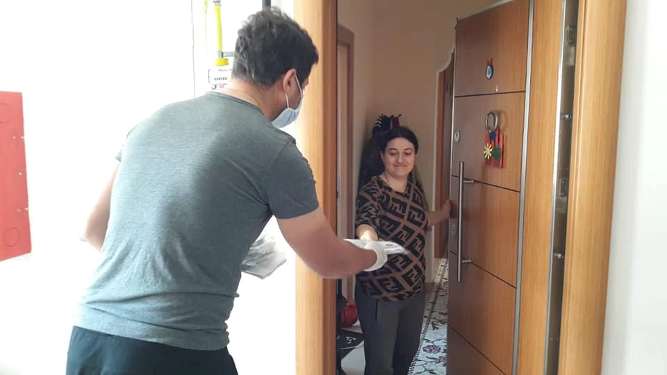 Maskeler Dağıtılıyor.