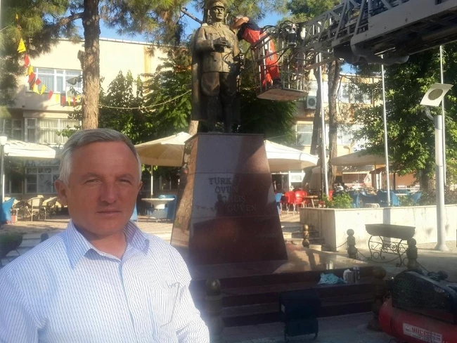 Atatürk Büstü Boyandı.