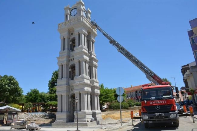 Zaman Saat Kulesinde Akmaya Başladı