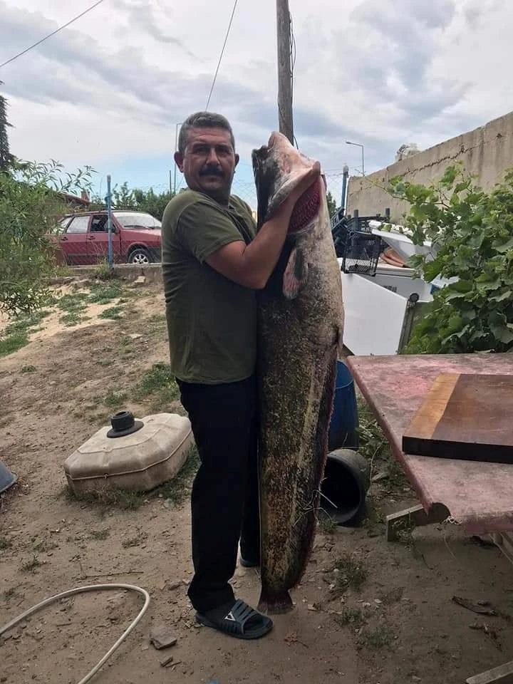 Muhtar Boyunca Balık Yakaladı