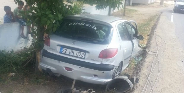 Otomobil elektrik direğine çarptı, 1 kişi yaralandı