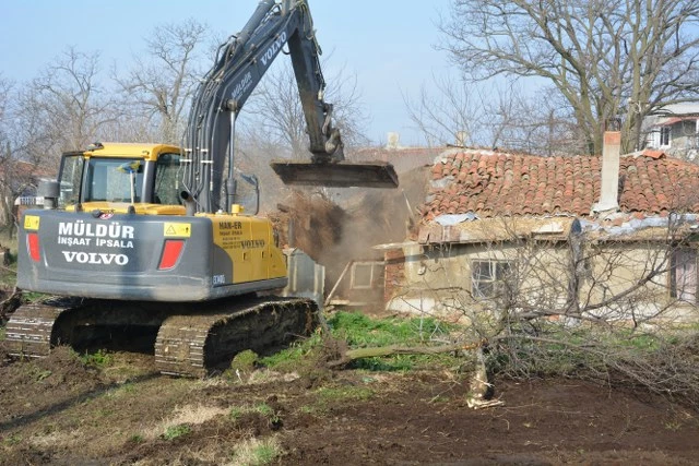 Belediye Harabe Durumdaki Evleri Yıkıyor.
