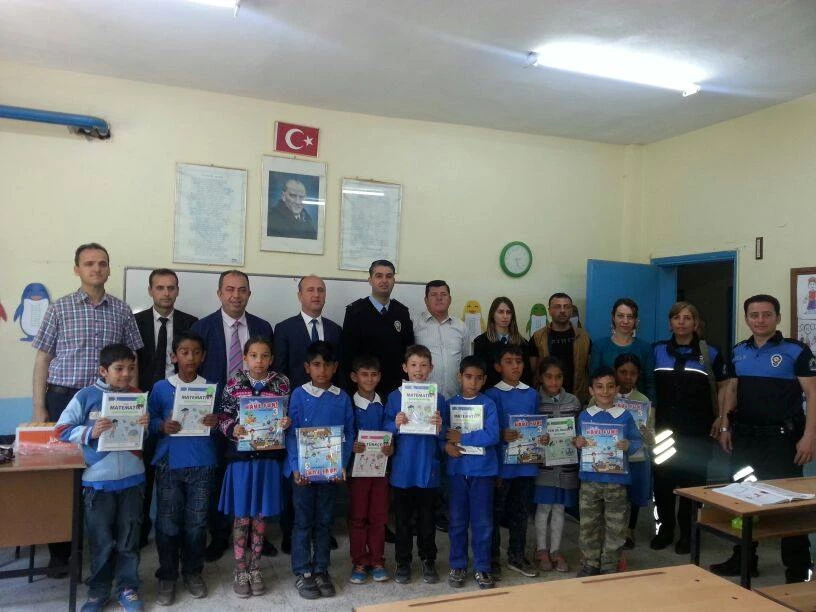 Polislerden Öğrencilere Kitap Hediyesi…