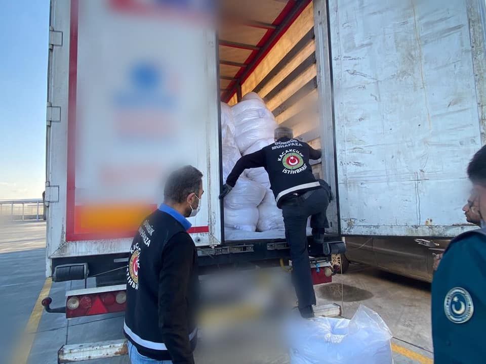 Güngör, Gümrükte Tırlarda Yapılan İşlemleri Denetledi.