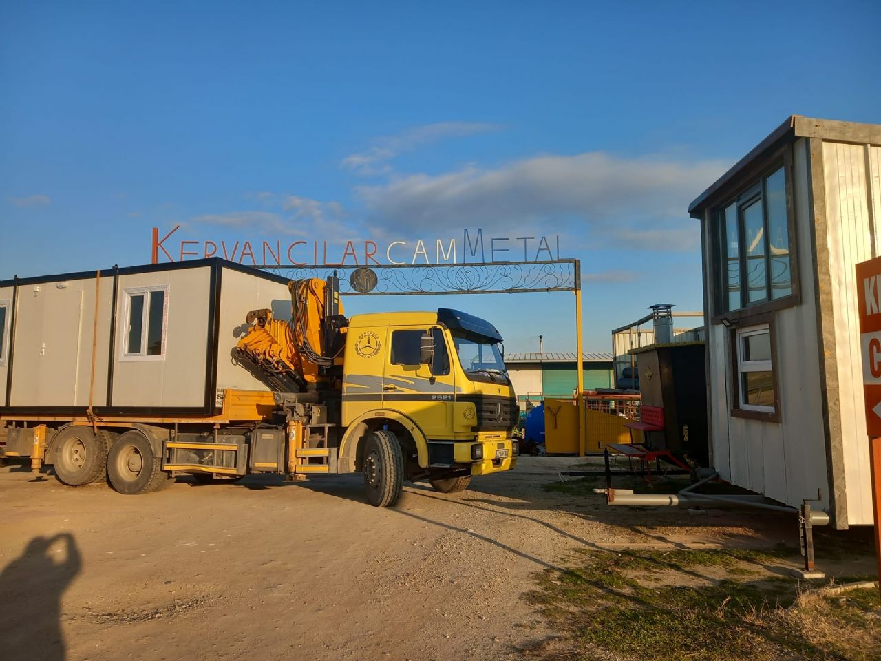 Depremzedeler İçin Konteyner İmal Ettiler.