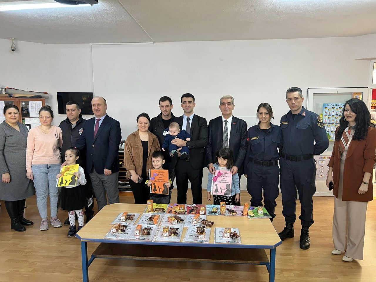 Miniklerin Karne Sevinci..