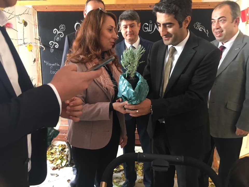 Öğretmenlere Lavanta Takdim Edildi.